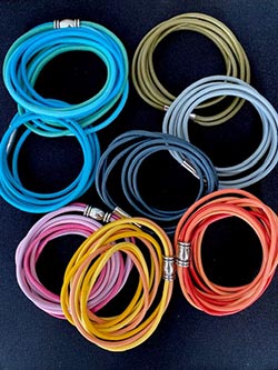 Ein- oder zweifarbig mit stabilem Magnetverschluss. Ein farbenfrohes Accessoire – nicht nur im Sommer