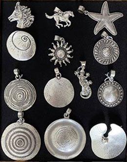 Gebürstet, Antik Silber Look. Passend dazu: Geflochtene oder glatte Lederkette in unterschiedlicher Farbe und Stärke