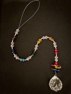 Die funkelnden Suncatcher: 36 facettierte Glasperlen, 28 kleine Glasperlen. Durchmesser Glasdiamant: 30mm  Gesamtlänge: ca. 41cm